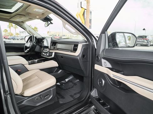 Used 2024 Ford Expedition Limited image 10