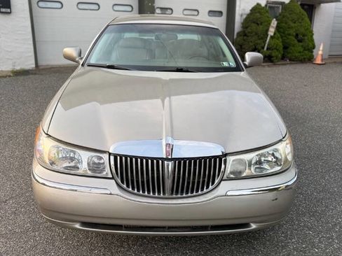 Used 2001 Lincoln Town Car Signature image 9