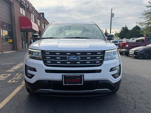 Used 2017 Ford Explorer XLT w/ Equipment Group 202A AWD/4WD image 2