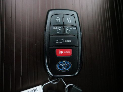 New 2024 Toyota Sienna XLE image 33