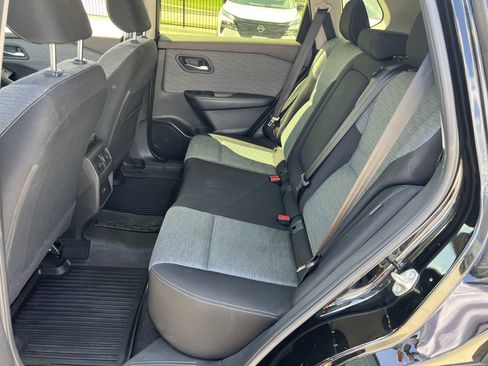 Used 2023 Nissan Rogue SV image 10