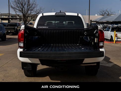 Used 2018 Toyota Tacoma TRD Off-Road w/ Technology Package image 8