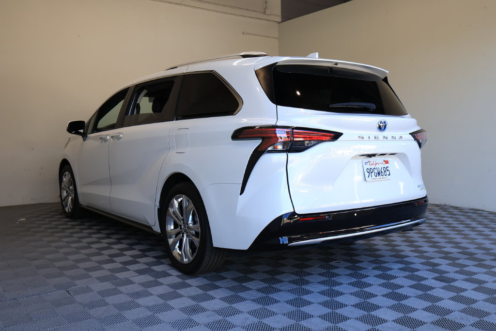 Used 2024 Toyota Sienna Platinum FWD image 13