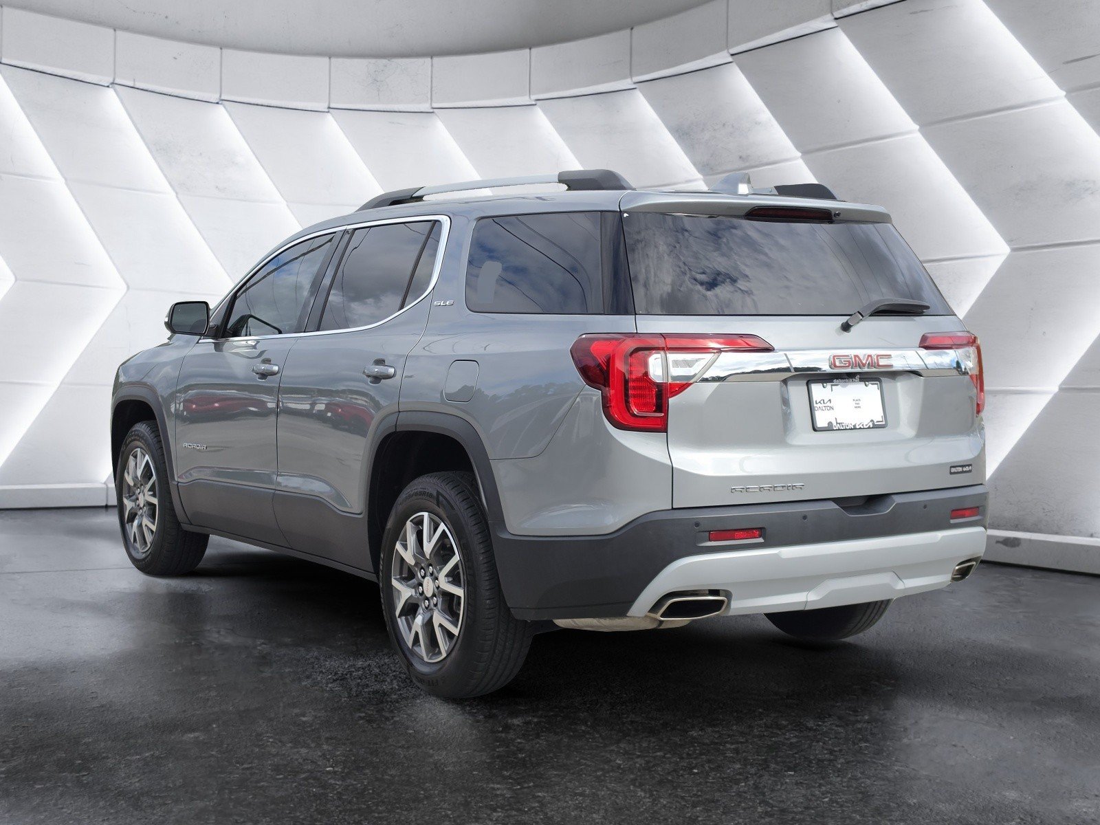 Used 2023 GMC Acadia SLE w/ Driver Convenience Package FWD image 5