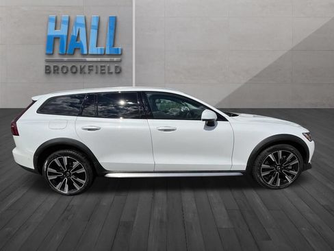 Used 2025 Volvo V60 B5 Cross Country Ultra AWD/4WD image 5
