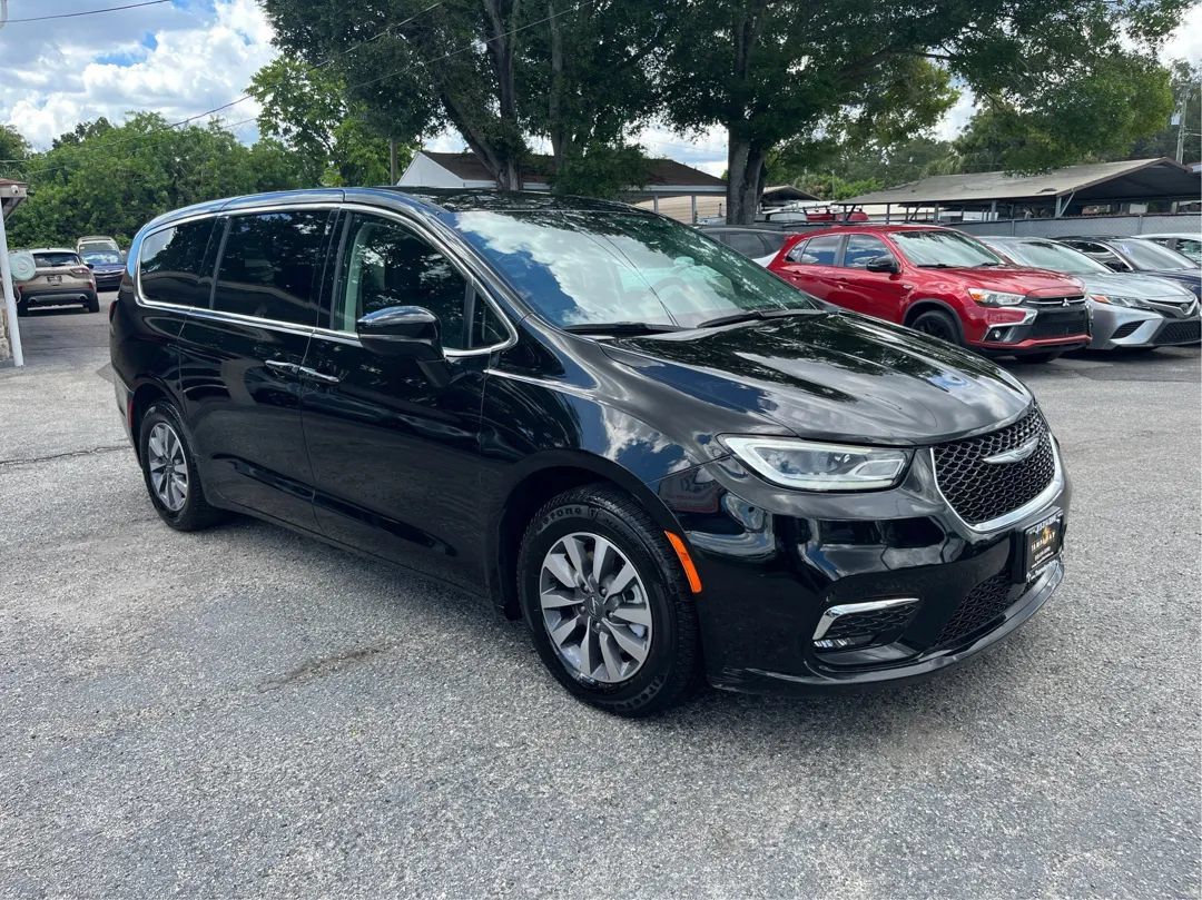Used 2024 Chrysler Pacifica Limited FWD image 3