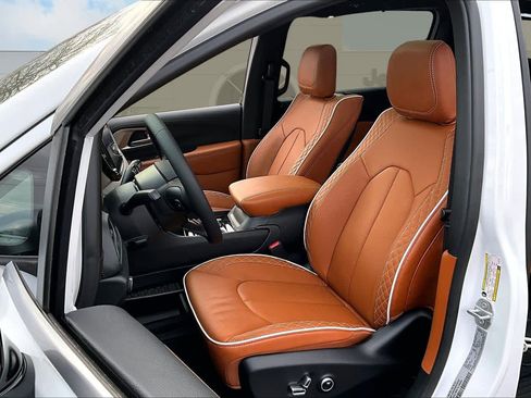 New 2026 Chrysler Pacifica Pinnacle w/ Trailer Tow Group image 11