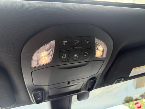 Used 2019 Chrysler Pacifica Touring-L FWD image 23