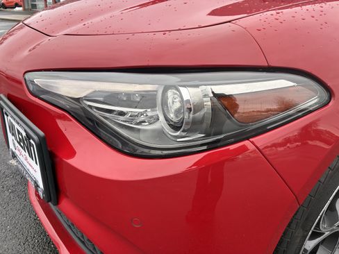 Certified 2022 Alfa Romeo Giulia Ti image 11