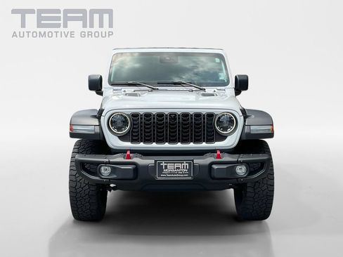 Used 2024 Jeep Gladiator Rubicon w/ Technology Group AWD/4WD image 2