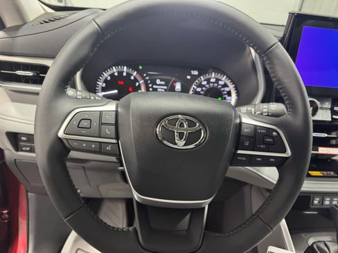 New 2026 Toyota Highlander XLE image 26