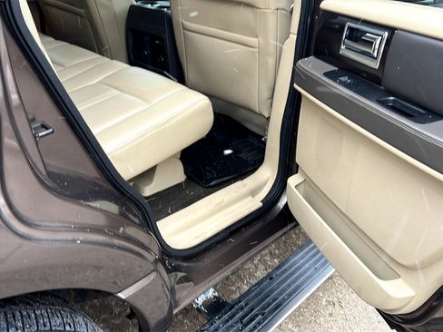 Used 2016 Lincoln Navigator Reserve image 13