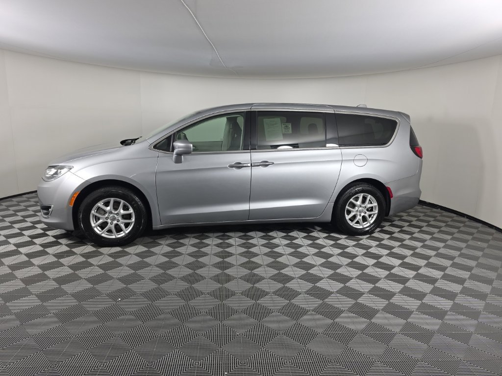 Used 2020 Chrysler Pacifica Touring w/ Cold Weather Group FWD image 2