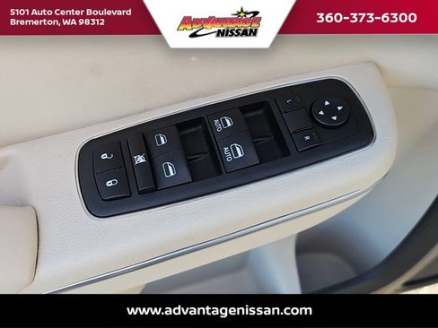 Used 2022 Chrysler 300 Touring L image 9