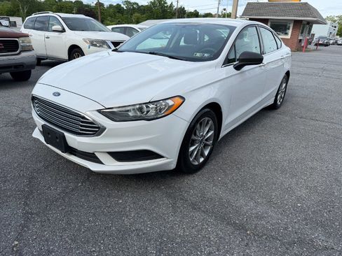 Used 2017 Ford Fusion SE FWD image 1
