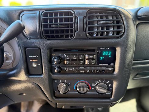 Used 2000 Chevrolet S10 Pickup LS w/ Preferred Equipment Group image 19