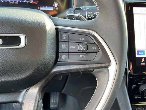 Used 2023 Jeep Grand Cherokee Limited image 29