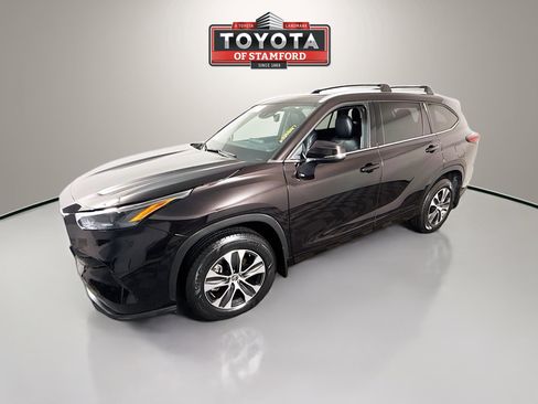 Certified 2022 Toyota Highlander XLE image 3