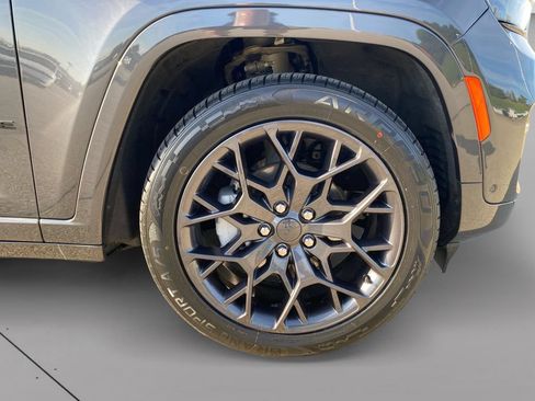 Used 2024 Jeep Grand Cherokee Summit AWD/4WD image 9