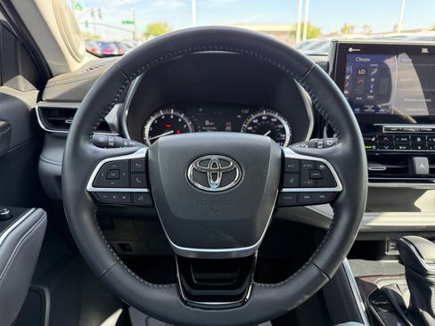 Used 2022 Toyota Highlander Platinum image 9