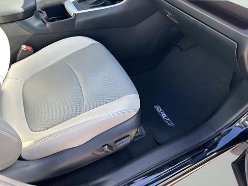 Used 2022 Toyota RAV4 Limited image 16