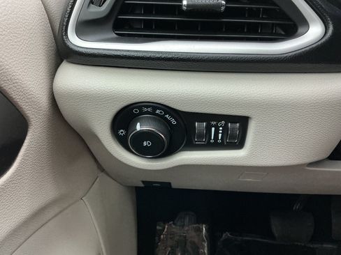 Used 2022 Chrysler Pacifica Touring-L FWD image 37