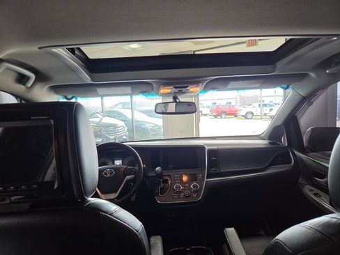 Used 2015 Toyota Sienna SE image 22