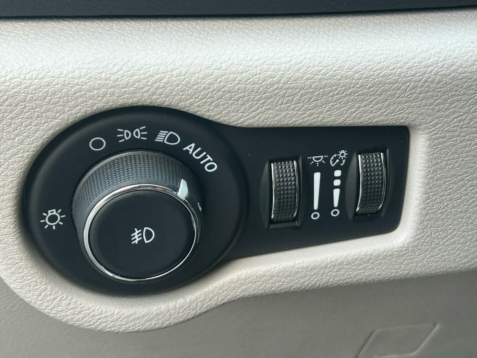Used 2024 Chrysler Pacifica Touring-L FWD image 26