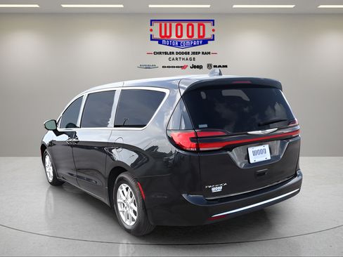 Used 2023 Chrysler Pacifica Touring-L FWD image 5