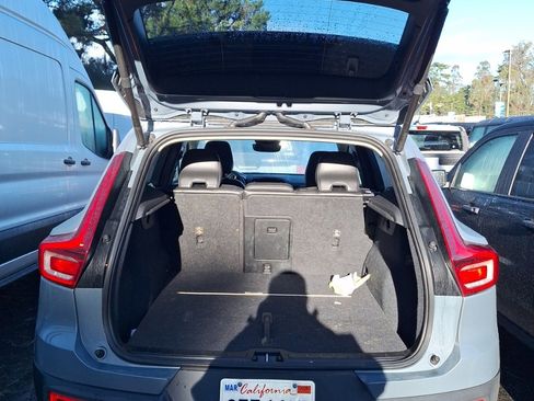 Used 2023 Volvo XC40 B5 Plus image 5