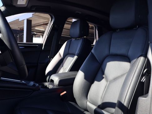 Certified 2025 Porsche Macan image 5
