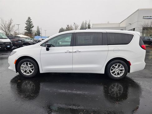New 2026 Chrysler Voyager LX image 3