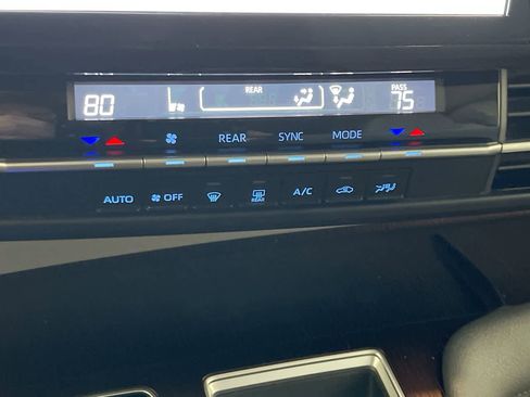 Certified 2023 Toyota Sienna LE image 19