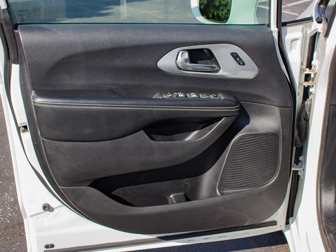Used 2020 Chrysler Pacifica Touring-L Plus w/ S Appearance Package FWD image 13
