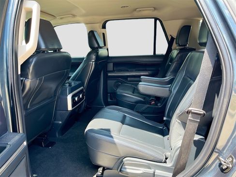 Used 2024 Ford Expedition XLT image 24
