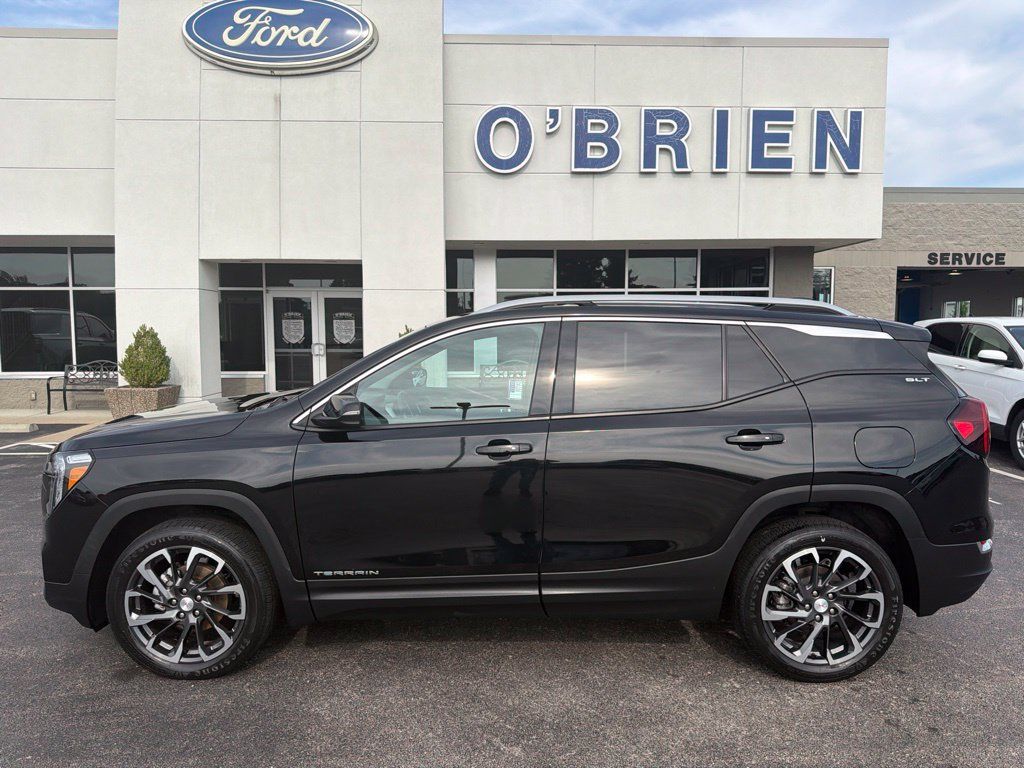 Used 2022 GMC Terrain SLT AWD/4WD image 2