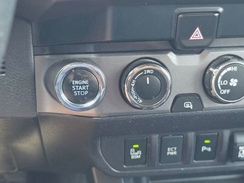 Used 2019 Toyota Tacoma TRD Off-Road w/ Technology Package AWD/4WD image 30