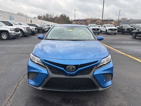 Used 2020 Toyota Camry SE image 2