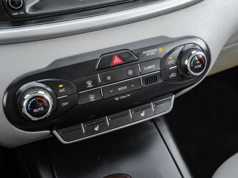 Used 2017 Kia Sorento LX w/ LX Convenience Package image 28