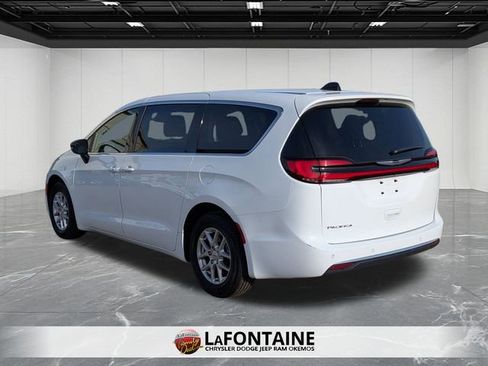 Used 2024 Chrysler Pacifica Touring-L image 3