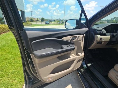 Used 2019 Honda Pilot Touring image 11