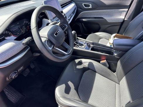 Used 2025 Jeep Compass Latitude image 11