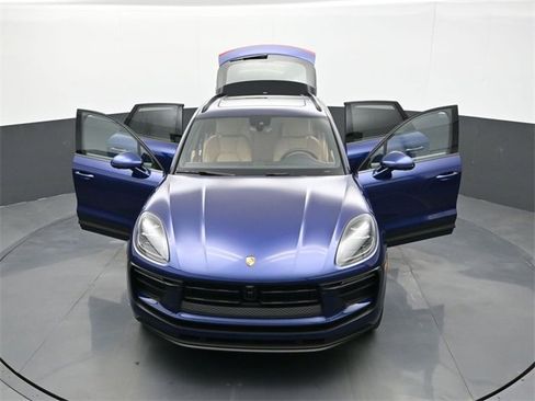 Used 2025 Porsche Macan image 32