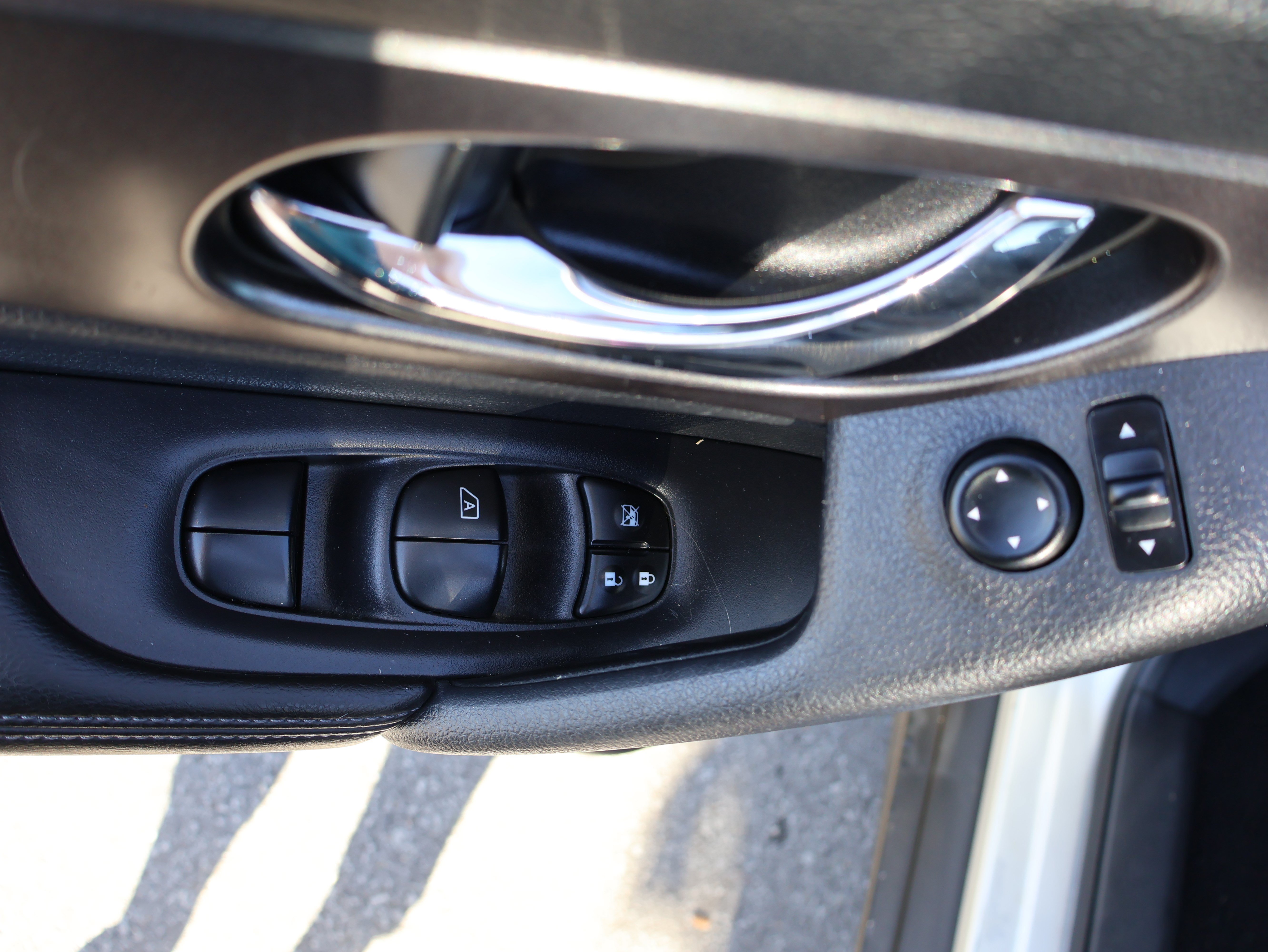 Used 2015 Nissan Rogue SV AWD/4WD image 28