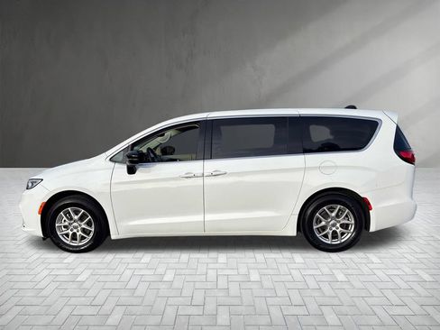 Used 2024 Chrysler Pacifica Touring-L image 2