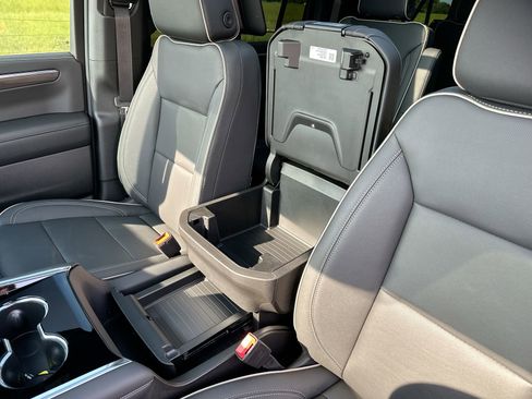 New 2025 Chevrolet Suburban Premier image 21