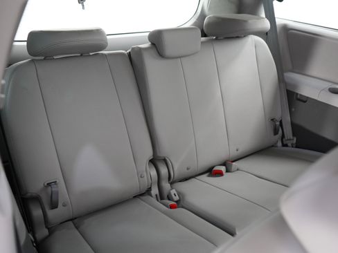 Used 2018 Toyota Sienna XLE w/ XLE Navigation Package AWD/4WD image 15