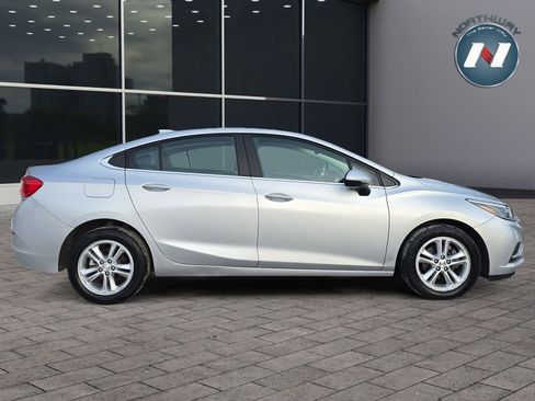 Used 2017 Chevrolet Cruze LT image 6