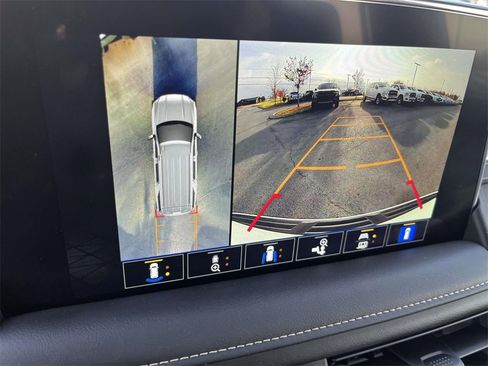 Used 2024 GMC Yukon XL SLT w/ SLT Luxury Package image 27