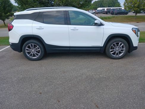 Used 2024 GMC Terrain SLT AWD/4WD image 8